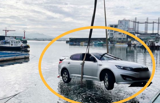 부산 강서구 중리항에서 바다에 추락했던 승용차를 인양하고 있는 모습. 부산해경 제공