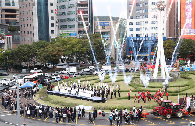 16일 오후 울산 공업탑로터리에서 2025울산공업축제 출정식이 열리고 있다. 울산시청 제공