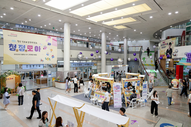 지난 9월 ‘도봉구 청년 진로, 정책 박람회’에서 지역 청년들이 부스 등을 둘러보고 있다. 도봉구청 제공