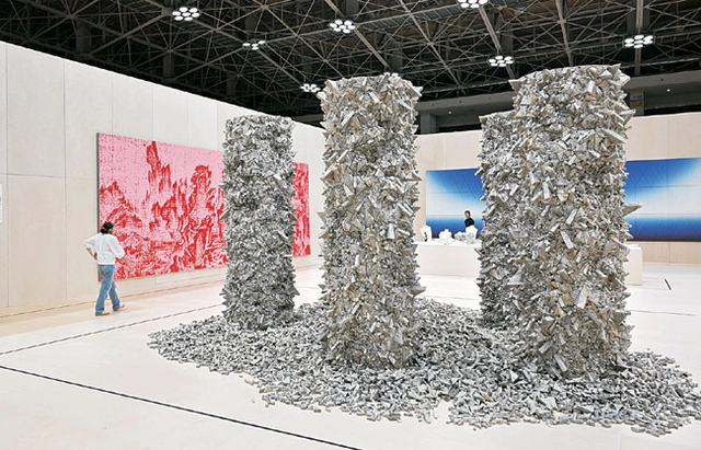 전남국제수묵비엔날레 전시가 열리고 있는 목포실내체육관. 넓은 공간과 높은 층고로 대작과 설치미술 작품들이 많아 강렬한 시각적 경험을 느낄 수 있다.