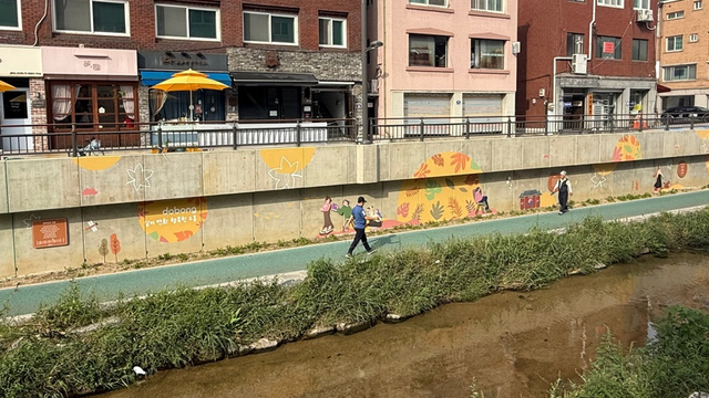 도봉구 방학천 옹벽에 사계절 풍경을 담은 벽화가 그려져 있다. 도봉구청 제공