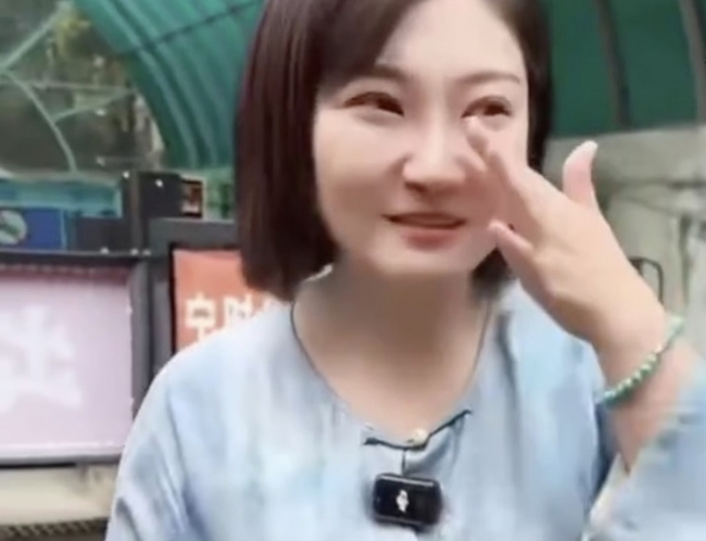 중국 왕 난 씨가 이혼 소송 승소 판결 후 기쁨의 눈물을 보이고 있다. SNS 캡처