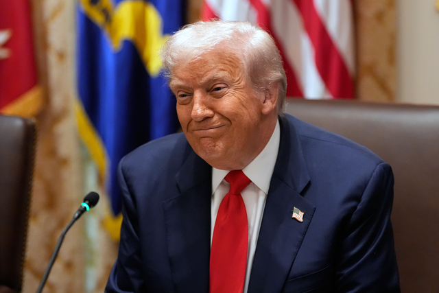 도널드 트럼프 미국 대통령이 14일 백악관 내 각료회의실에서 하비에르 밀레이 아르헨티나 대통령과 회담하며 미소를 띄고 있다. AP·뉴시스