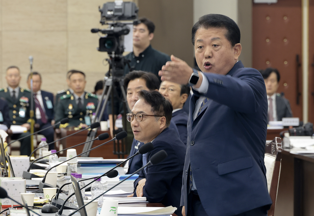 13일 서울 용산구 국방부 청사에서 열린 국방부 국정감사에서 더불어민주당 김병주 의원이 성일종 국회 국방위원장에게 항의하고 있다. 연합뉴스