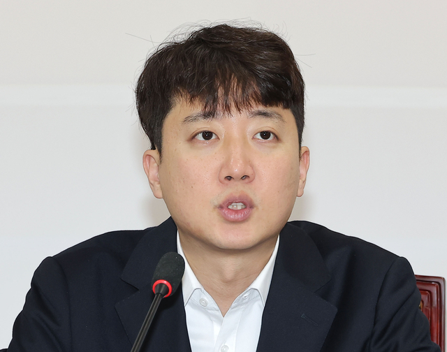 개혁신당 이준석 대표가 16일 서울 여의도 국회에서 열린 최고위원회의에서 발언하고 있다. 연합뉴스