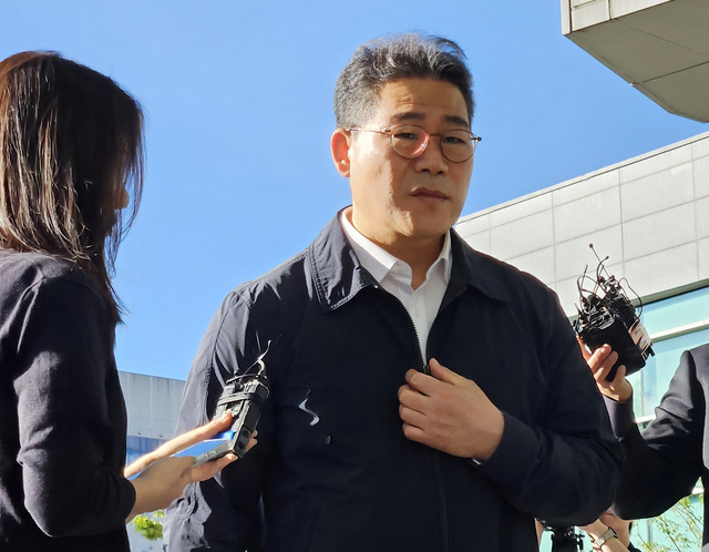 서울동부지검 ‘세관 마약수사 외압 의혹’ 합동수사팀으로 파견이 결정된 백해룡 경정이 16일 서울송파구 동부지검으로 첫 출근하며 취재진 질문에 답하고 있다.  연합뉴스