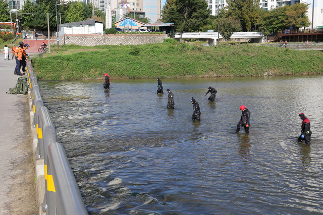 16일 오전 경기도 의정부시 호원동 중랑천에서 소방당국이 실종자를 수색하고 있다. 연합뉴스