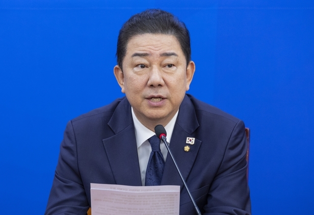 김병기 더불어민주당 원내대표가 16일 오전 국회에서 열린 국정감사 대책회의에서 발언하고 있다. 연합뉴스