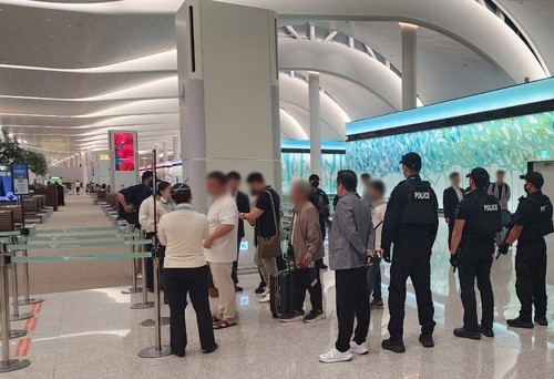 인천국제공항에서 캄보디아행 항공기에 탑승하려던 20대 남성이 출국 목적도 제대로 답변하지 못하자 경찰이 입건 전 조사(내사)에 착수했다. 연합뉴스