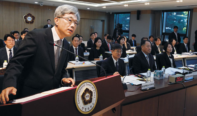 시선 맞추며 발언　 