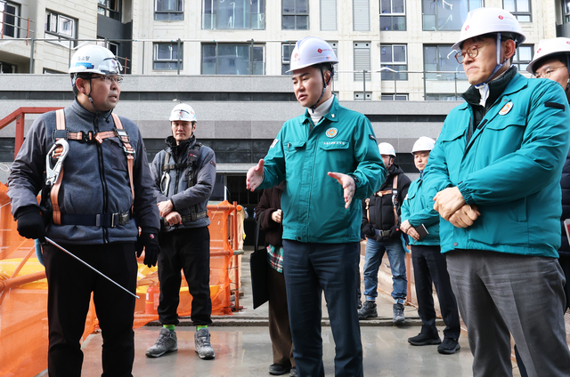 오언석 도봉구청장(가운데)이 지역 대형공사장을 찾아 현장 관계자에게 근로자 안전관리 준수 등을 강조하고 있다. 도봉구청 제공