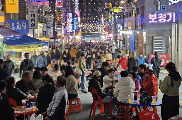 지난해 도봉산옛길 가을맥주축제를 찾은 많은 사람들이 맥주를 마시고 있다. 도봉구청 제공