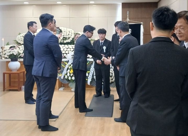 한동훈 전 국민의힘 대표가 15일 오후 대전을지대학병원 장례식장에 마련된 이상민 전 국회의원 빈소를 찾아 유족들을 위로하고 있다. 뉴시스