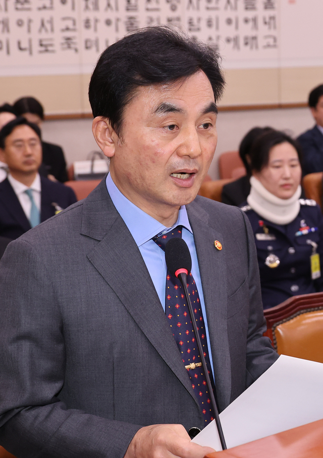 안규백 국방부 장관이 17일 서울 여의도 국회 법제사법위원회에서 열린 군사법원 등에 대한 국정감사에서 인사말하고 있다. 연합뉴스