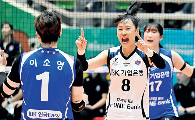 IBK기업은행은 1986년생 임명옥(가운데)을 영입해 단숨에 우승 후보로 떠올랐다. KOVO 제공