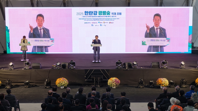 지난 16일 한탄강 생태경관단지 다목적광장에서 열린 ‘2025 한탄강·광릉숲 국제포럼’ 개막식에서 백영현 포천시장이 환영사를 하고 있다. 포천시 제공