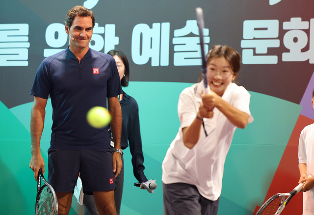 로저 페더러(왼쪽)가 13일 서울 중구 신라호텔에서 열린 유니클로의 미래 세대 육성 캠페인 행사에서 국내 유소년 선수들을 대상으로 특별 코칭을 진행하고 있다. 연합뉴스