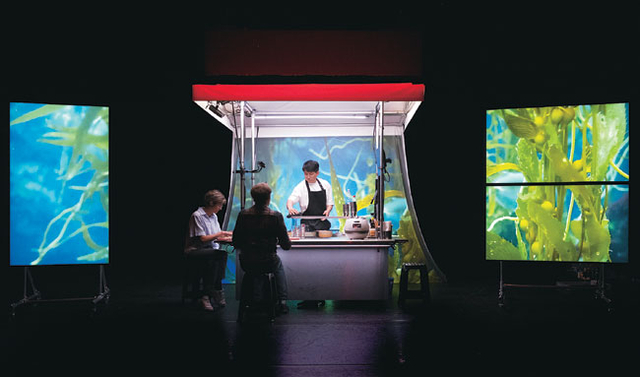 프랑스, 캐나다, 대만 등 세계 곳곳 축제의 러브콜을 받는 구자하(서 있는 사람) 작가가 신작 ‘하리보 김치’로 돌아왔다. 유럽 무대에서 이방인으로 활동하는 작가의 자전적 이야기를 담은 작품에는 구 작가와 함께 달팽이와 장어 등이 주요 인물로 등장한다.  예술경영지원센터 제공