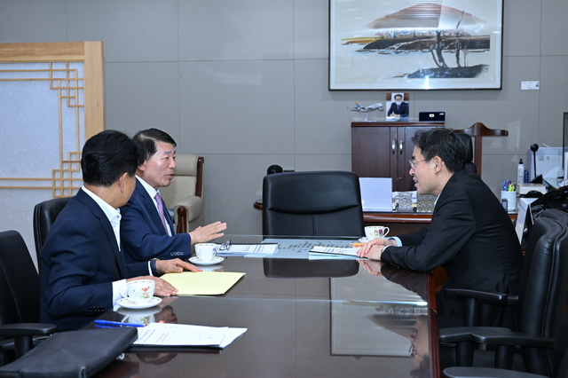백경현 시장이 세종청사 집무실에서 강희업 국토교통부 2차관을 만나 갈매권역의 광역교통 개선을 위한 ‘수도권광역급행철도(GTX)-B 갈매역 추가 정차’의 조속한 확정을 요청하고 있다. 구리시 제공