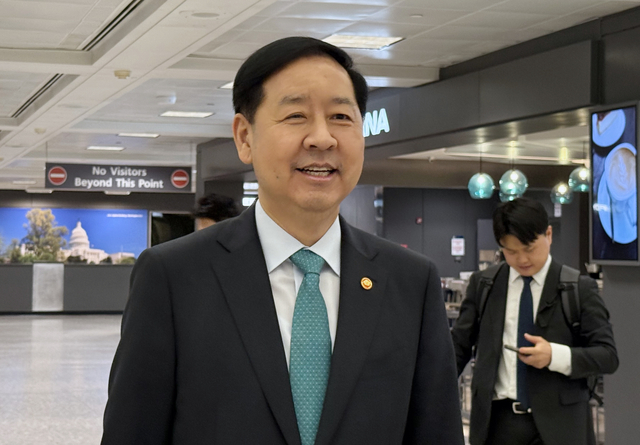 구윤철 부총리 겸 기획재정부 장관이 15일(현지시간) 미국 워싱턴DC 인근 덜레스 국제공항을 통해 미국에 입국, 취재진 질문에 답하고 있다. 연합뉴스