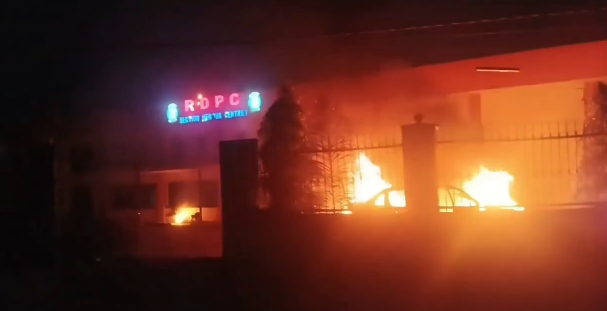 폴 비야 카메룬 대통령이 속한 집권 여당인 카메룬인민민주운동(CPDM) 건물에 15일 방화로 추정되는 화재가 발생한 모습. X 캡처