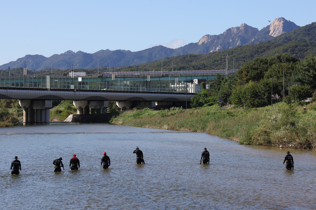 16일 오전 경기도 의정부시 호원동 중랑천에서 소방당국이 실종자를 수색하고 있다.  연합뉴스