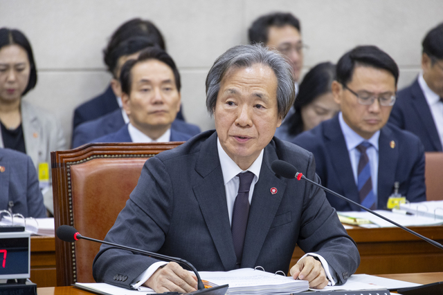 정기석 국민건강보험공단 이사장이 17일 국회 보건복지위에서 열린 2025년도 건강보험공단과 건강보험 심평원에 대한 국정감사에 출석해 의원 질의에 답하고 있다. 연합뉴스