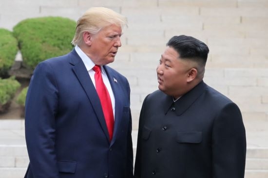 “트럼프, 김정은과 회동 물밑 논의중”…APEC서 재회?