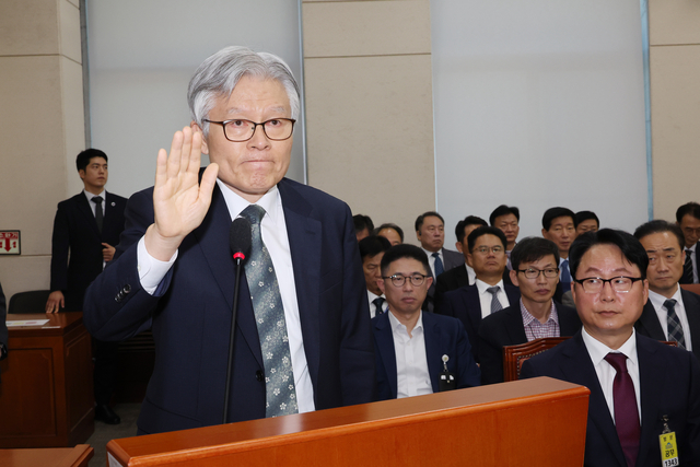 최동석 인사혁신처장이 15일 서울 여의도 국회에서 열린 행정안전위원회의 중앙선거관리위원회, 인사혁신처 등에 대한 국정감사에서 선서하고 있다. 연합뉴스