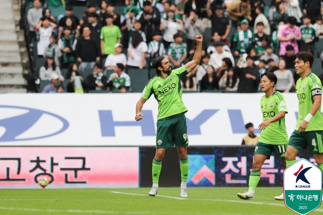 콤파뇨가 18일 전주월드컵경기장에서 열린 하나은행 K리그1 2025 홈경기에서 전반 1분 선제골을 넣은 후 세리머니를 펼치고 있다. 한국프로축구연맹 제공
