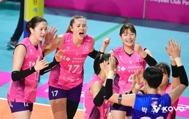 V리그 여자부 흥국생명의 외국인 선수 바카라 게임(왼쪽 두번째)가 18일 인천삼산체육관에서 열린 정관장과 진에어 2025∼2026 V리그 여자부 개막전에서 동료들과 환호하고 있다. KOVO 제공
