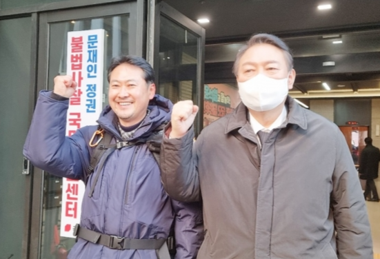 장동혁 국민의힘 당 대표가 2022년 국민의힘 대전시공동선대위원장 시절 대전을 출발, 도보로 7박 8일 만에 서울 국민의힘 선대위 사무실에 도착해 당시 대선후보였던 윤석열 전 대통령과 화이팅을 외치고 있다.  장동혁 의원실 제공