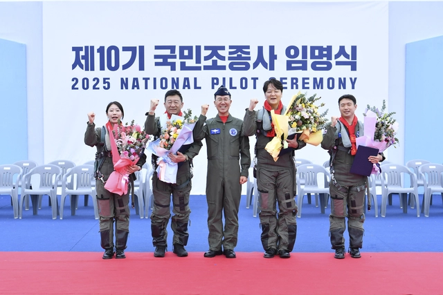 공군은 18일 오후, 경기 성남 서울공항 내 서울 ADEX 2025 행사장에서 손석락(가운데) 공군참모총장 주관으로 제10기 국민인터넷 바카라사 임명식을 거행했다. 사진은 기념촬영하는 손 총장과 국민인터넷 바카라사들. 공군 제공