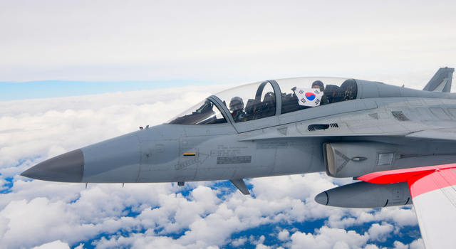 제10기 국민인터넷 바카라사들이 18일 오후, 경기 성남 서울공항에서 국산항공기 T-50과 FA-50에 탑승해 공군 전투인터넷 바카라사의 임무를 체험해보는 비행체험을 실시했다. 사진은 비행체험 중 FA-50 전투기 안에서 태극기를 들어보이고 있는 국민인터넷 바카라사. 공군 제공