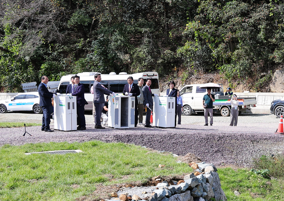 경남 김해시가 최근 화포천습지 과학관 개관식을 하면서 방사한 황새 중 1마리가 폐사해 논란이 일었다. 사진은 행사 당시 황새들이 보관돼 있던 케이스. 연합뉴스