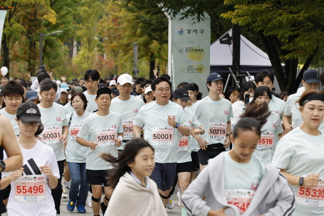 바카라쿠폰 서울 강서구청장(가운데 배번호 50001번)이 18일(토) 서울식물원 일대서 열린 ‘제3회 강서 허준런’에서 참가자들과 함께 출발선을 통과하고 있다. 강서구청 제공