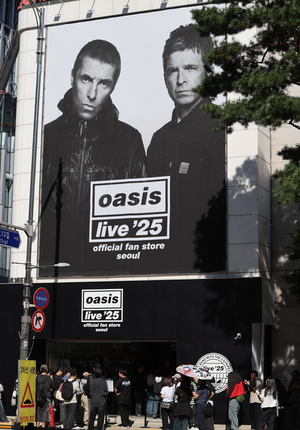 40대 아재 “5시간 기다렸어요”… ‘오아시스 LP판’들고 미소 만발[직접 가봤습니다]