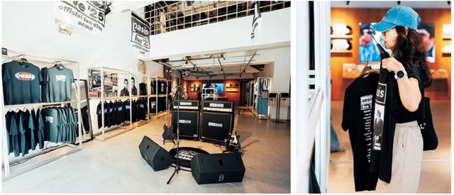 두 개층으로 구성된 팬스토어에서 젊은 여성팬이 티셔츠를 고르고 있다.오아시스 공식 팬스토어 제공