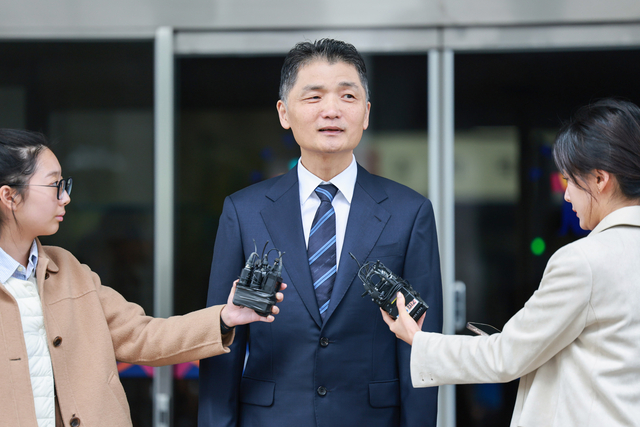 SM엔터테인먼트 시세조종 혐의로 재판을 받아온 카카오 창업자 김범수 경영쇄신위원장이 21일 오전 서울남부지법에서 기소된 지 1년 2개월 만에 1심 무죄 선고를 받고 법원을 떠나며 입장을 밝히고 있다.  연합뉴스