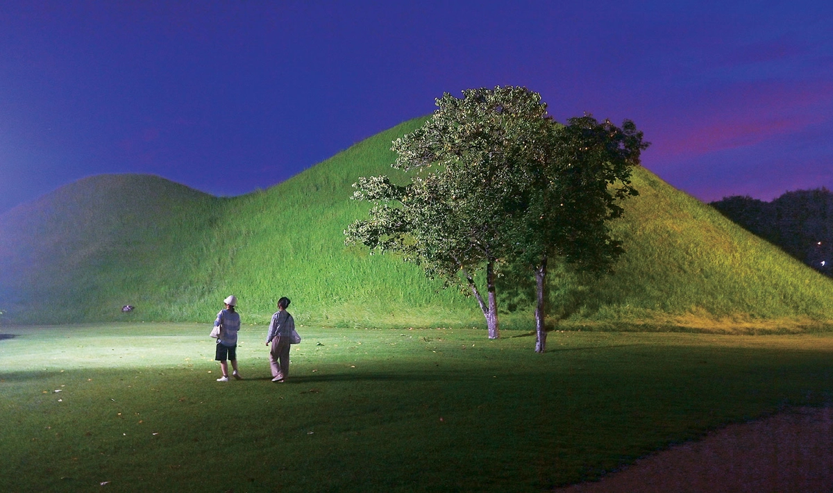 경주 대릉원 고분군의 밤 풍경. 어둠 속에서 조명을 받은 고분군이 떠오르면 마치 고대 국가로 돌아간 듯하다.