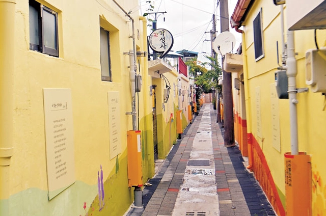 경주의 원도심에 섬처럼 남아 있는 옛 마을 황오동의 골목. 이곳에는 감각적인 느낌의 마을 호텔과 카페가 있다.