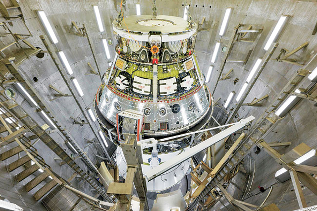 2026년 2월 발사가 예정된 나사(미 항공우주국)의 ‘아르테미스 2호’ 유인 우주선이 지난해 미 플로리다주 케이프 커내버럴에 위치한 나사 케네디 우주센터에서 최종 조립 및 검사 단계에 들어간 모습.  나사·AP 뉴시스