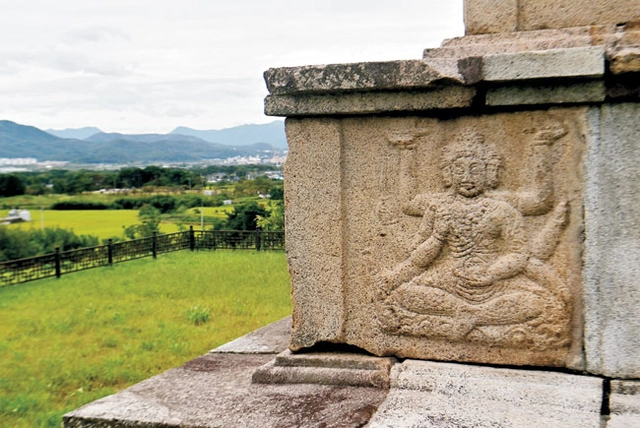 창림사지 삼층석탑에 조각한 팔부신중상.
