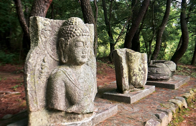 남산입곡석불두. 부서져 세 동강이 났지만, 남은 불상의 상반신 부분만으로도 충분히 훌륭한 솜씨가 느껴진다.