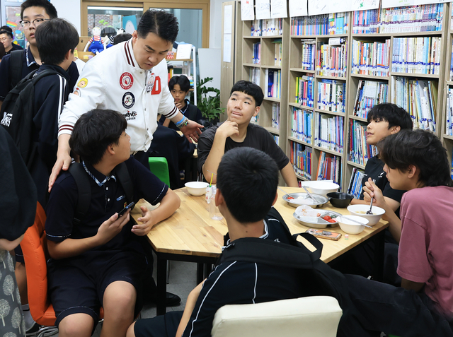 오언석 도봉구청장이 지난 8월 청소년 꿈터 청소년 마을식당 4주년 기념 행사에서 지역 학생들과 이야기를 나누고 있다. 도봉구청 제공