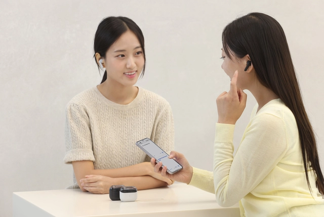 올해 새롭게 출시한 ‘갤럭시 버즈3 FE’로 사용자들이 음악을 듣고 있다. 버즈3 FE는 외부 소음을 차단하는 ‘액티브 노이즈 캔슬링’ 기능이 더욱 강화됐다.  삼성전자 제공