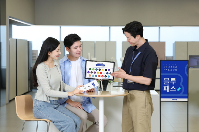 삼성전자 매니저가 서울 서초구 삼성스토어 서초에서 방문 고객에게 ‘AI 구독클럽’의 제휴 혜택을 설명하고 있다. 삼성전자 제공