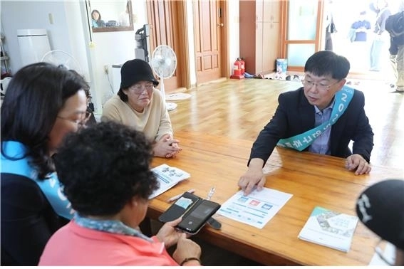 지난 24일 안형준 국가데이터처장이 국내 최남단 마라도 경로당에서 주민들을 상대로 ‘2025년 인구주택총조사’ 온라인 조사를 시연하고 있다.  국가데이터처 제공