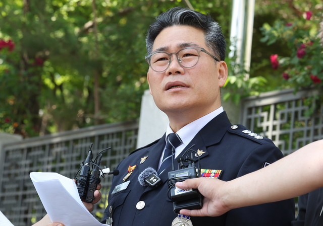 ‘세관 마약수사 외압 의혹’을 거듭 제기해 온 백해룡 경정(전 영등포경찰서 형사과장)이 지난 6월 12일 서울 서초구 대검찰청 앞에서 검경 합동수사팀 출범에 대한 자신의 입장을 발표하고 있다.   뉴시스