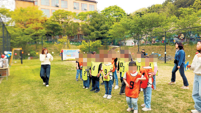 인천 중구 인천보라매아동센터 보라매학교에 다니는 학생들이 지난 5월 5일 어린이날 체육대회 행사에 참여해 팀을 나눠 게임을 준비하고 있다.  초록우산 제공